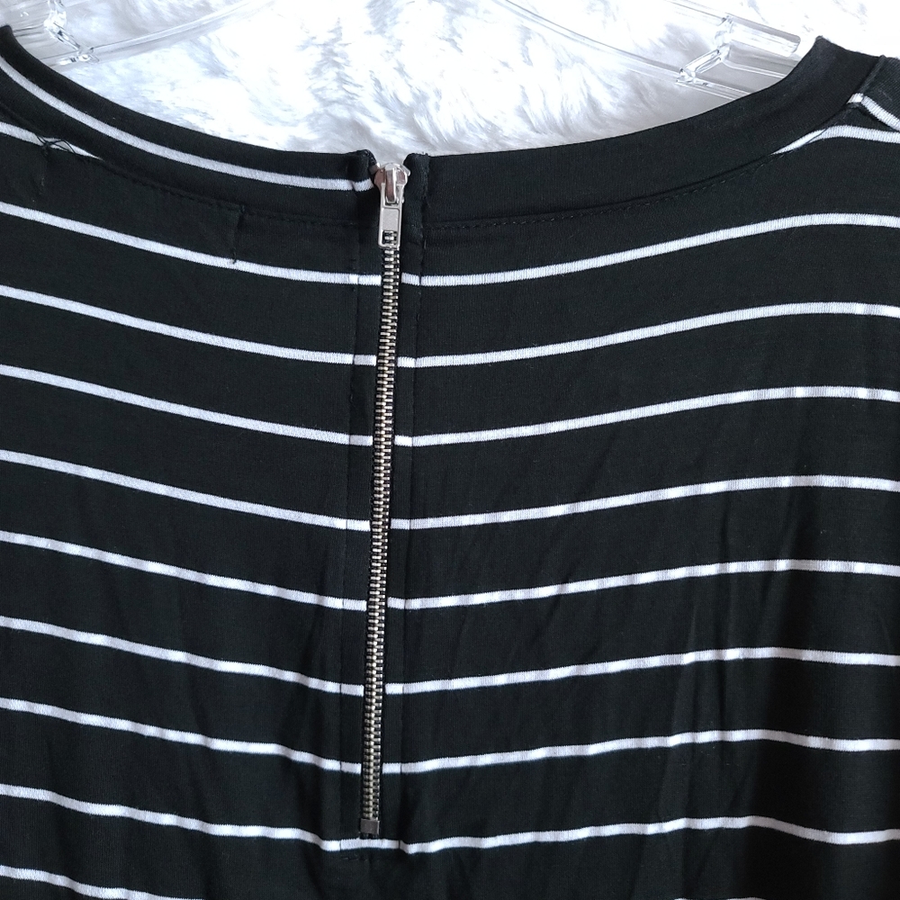 Green Envelope Black And White Top Size XL - Picture 3 of 4